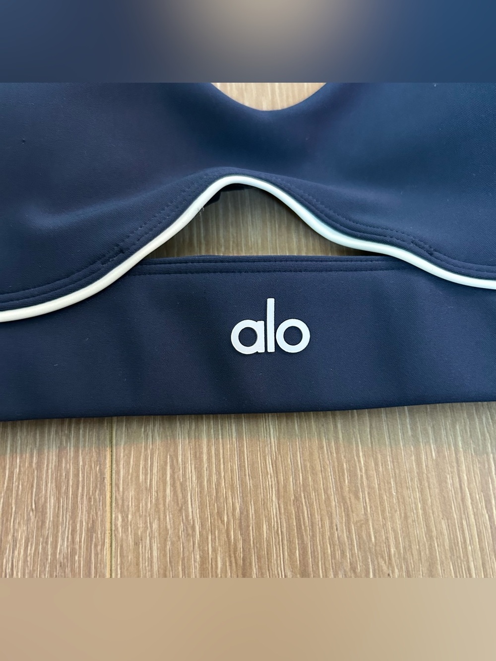 Alo Yoga Airlift Speedwork Bra in Navy Size Medium - Picture 4 of 10